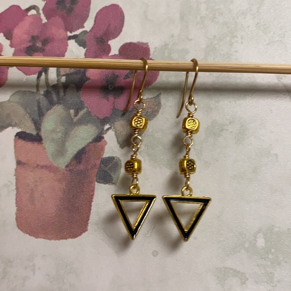 NEW NWOT Triangle gold tone earrings lightweight - Picture 5 of 8
